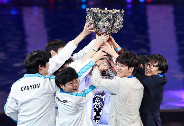 TheShy ，Randolph，Karma，出门遭遇重创， Aki 加入了团队，带来了疯狂的Dave表演， Ninjas in Pyjamas 收复了一座城市