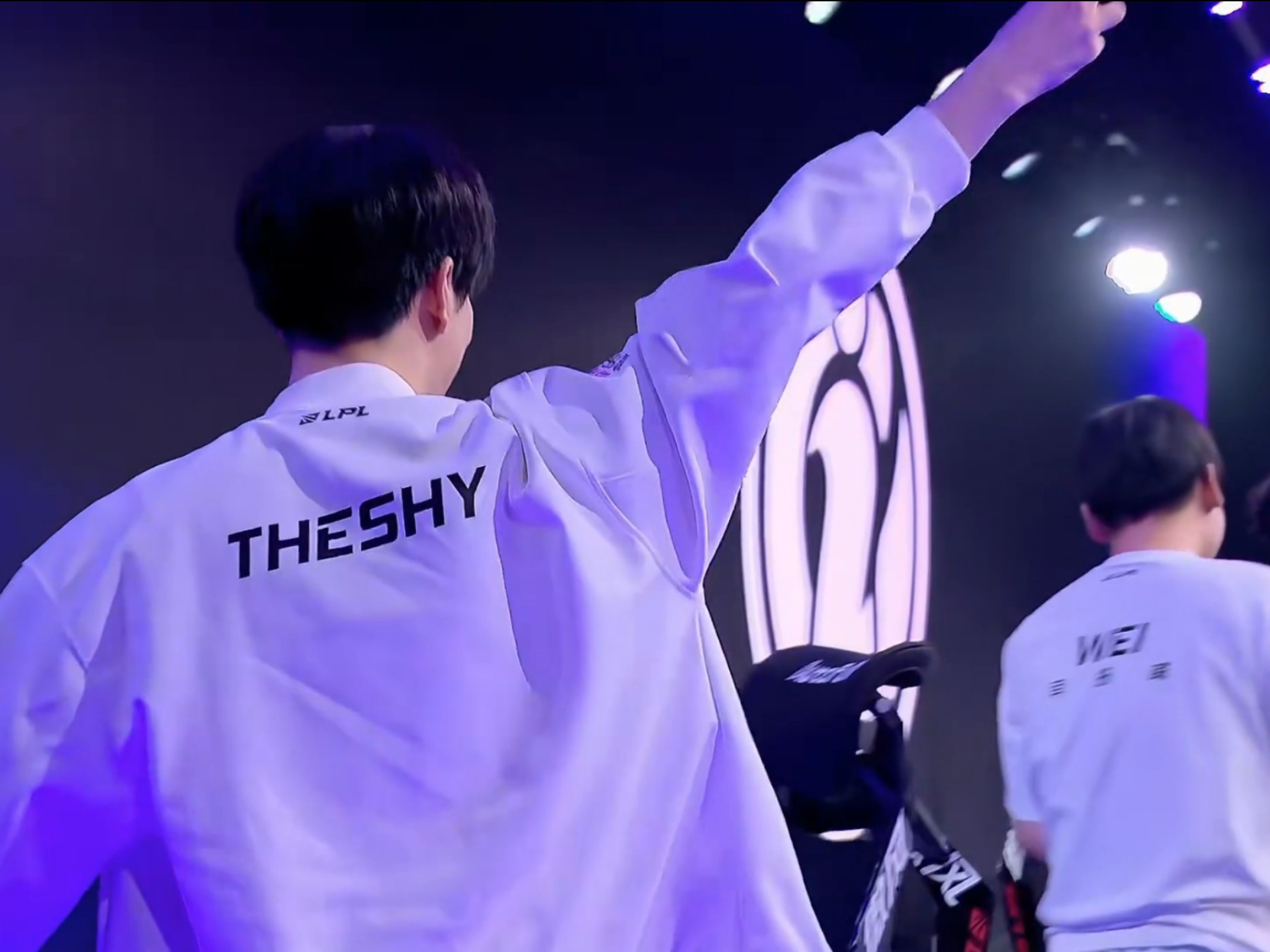 Corn的Yone完全压制了 Cool 的Akali，成功反击了 LetMe 的队伍，击败了 Mlxg 的队伍。